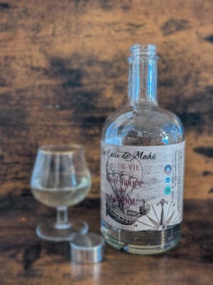 Bouteille et verre Poivre de Kampot rouge